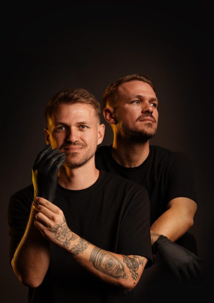 Los profesores de Gemelos Tattoo con guantes en Origen Tattoo Academy, Tenerife