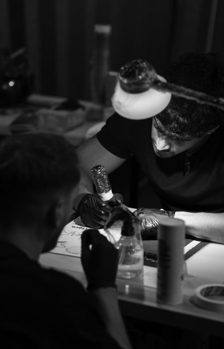 Alumno del curso de tatuaje practicando sobre piel sintética en Origen Tattoo Academy, Tenerife